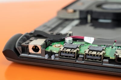 Comment nettoyer un port USB : guide complet et astuces efficaces 2026